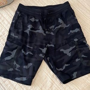 Under Armour black/gray camo shorts